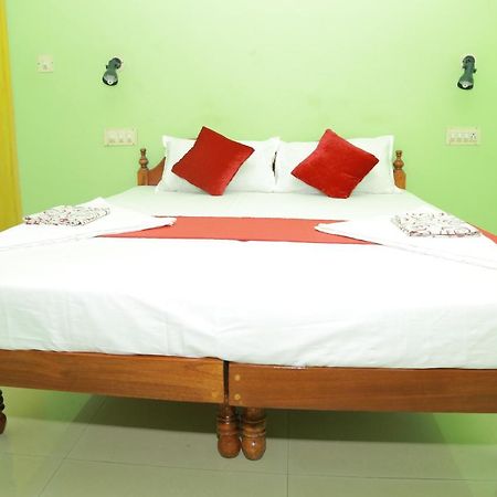 Shirleys Beach Hotel Kovalam Exterior foto